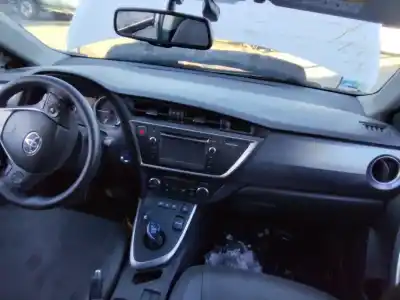 Veículo de Sucata toyota auris hybrid active do ano 2001 alimentado 