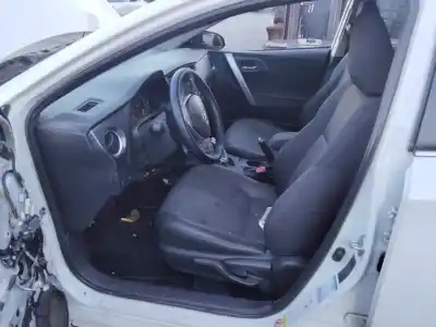 Veículo de Sucata toyota auris hybrid active do ano 2001 alimentado 