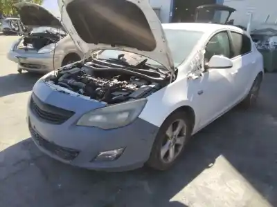 Véhicule à la ferraille OPEL ASTRA J LIM. Cosmo de l'année 2001 alimenté 