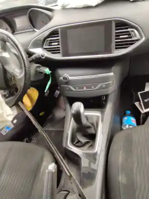 Veículo de Sucata peugeot 308 active do ano 2001 alimentado 9h05