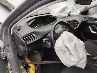 Veículo de Sucata peugeot 308 active do ano 2001 alimentado 9h05