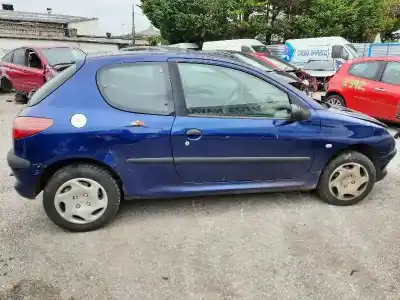 Véhicule à la ferraille peugeot                                            206 berlina                                                                                                                                                                                                                                                xr                                                                                                                                                                                                                                                         de l'année 2001 alimenté 8hx