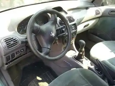 Véhicule à la ferraille peugeot                                            206 berlina                                                                                                                                                                                                                                                xt                                                                                                                                                                                                                                                         de l'année 2000 alimenté rhy