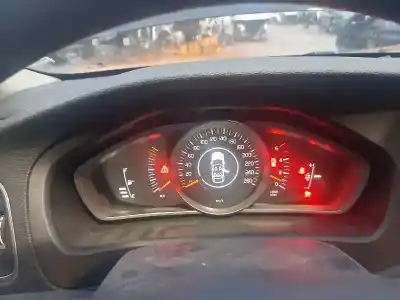 Veicolo di demolizione volvo v40 momentum dell'anno 2016 alimentato d4204t8