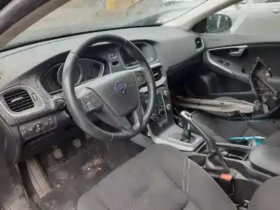 Veicolo di demolizione volvo v40 momentum dell'anno 2016 alimentato d4204t8