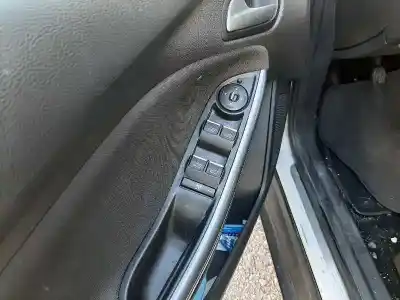 Здавання транспортного засобу ford focus lim. (cb8) titanium року 2014 потужний m1da