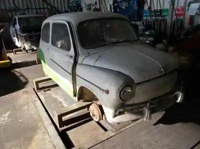 Véhicule à la ferraille seat 600 d 0.8 de l'année 1969 alimenté 