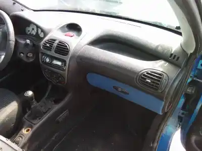 Véhicule à la ferraille peugeot 206 berlina 1.6 16v cat de l'année 2001 alimenté nfutu5jp4