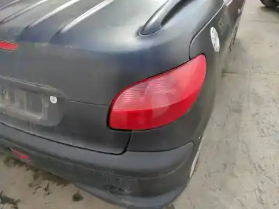 Véhicule à la ferraille peugeot                                            206 cc                                                                                                                                                                                                                                                     2.0 16v                                                                                                                                                                                                                                                    de l'année 2002 alimenté rfnew10j4