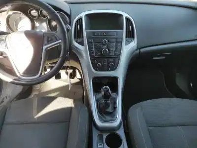 Veicolo di demolizione opel astra j (p10) 1.7 cdti (68) dell'anno 2010 alimentato a17dtr