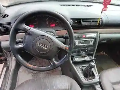 Véhicule à la ferraille audi a4 avant (b5) * de l'année 2000 alimenté ajm