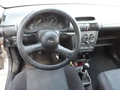 Veicolo di demolizione opel corsa b base (e) dell'anno 1998 alimentato x10xe