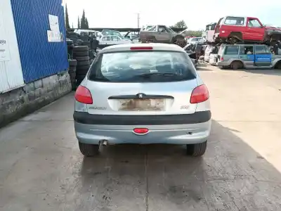 Veicolo di demolizione peugeot 206 fastback (2a/c) 1.6 16v dell'anno 2001 alimentato nfu