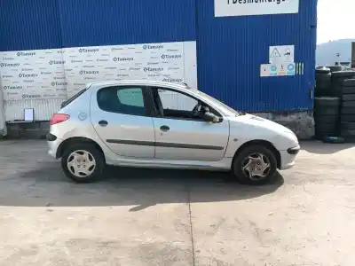 Veicolo di demolizione peugeot 206 fastback (2a/c) 1.6 16v dell'anno 2001 alimentato nfu