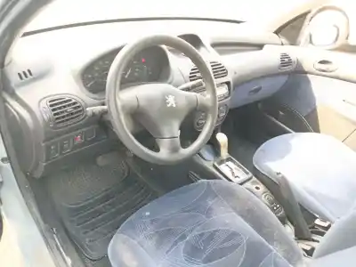 Veicolo di demolizione peugeot 206 fastback (2a/c) 1.6 16v dell'anno 2001 alimentato nfu