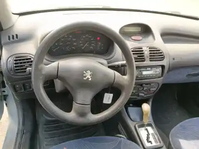 Veicolo di demolizione peugeot 206 fastback (2a/c) 1.6 16v dell'anno 2001 alimentato nfu