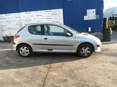 Scrapping Vehicle peugeot 206 fastback (2a/c) 1.6 i of the year 1999 powered nfz (tu5jp)