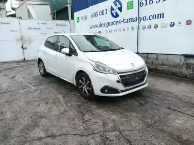 Veicolo di demolizione PEUGEOT 208 I (CA_, CC_)  dell'anno 2015 alimentato HM01
