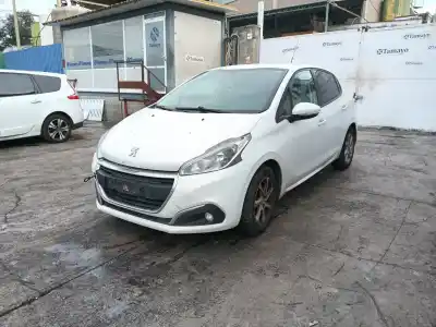 Veicolo di demolizione peugeot 208 i (ca_, cc_) 1.2 vti 82 dell'anno 2015 alimentato hm01