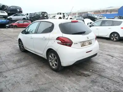 Veicolo di demolizione peugeot 208 i (ca_, cc_) 1.2 vti 82 dell'anno 2015 alimentato hm01