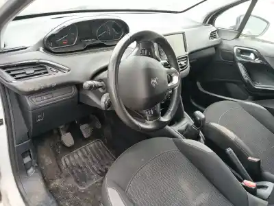 Veicolo di demolizione peugeot 208 i (ca_, cc_) 1.2 vti 82 dell'anno 2015 alimentato hm01
