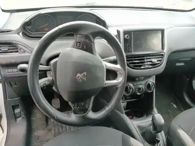 Veicolo di demolizione peugeot 208 i (ca_, cc_) 1.2 vti 82 dell'anno 2015 alimentato hm01