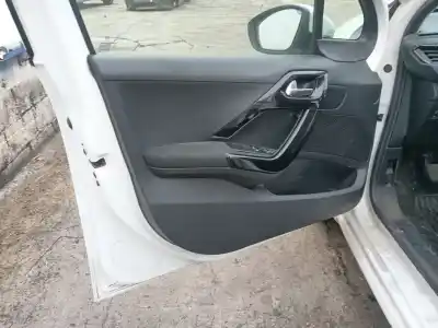 Veicolo di demolizione peugeot 208 i (ca_, cc_) 1.2 vti 82 dell'anno 2015 alimentato hm01