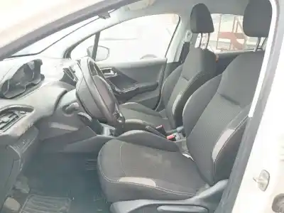 Veicolo di demolizione peugeot 208 i (ca_, cc_) 1.2 vti 82 dell'anno 2015 alimentato hm01