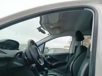 Veicolo di demolizione peugeot 208 i (ca_, cc_) 1.2 vti 82 dell'anno 2015 alimentato hm01