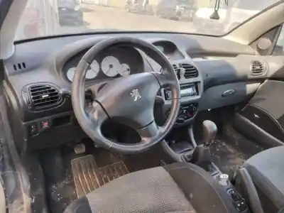 Veicolo di demolizione peugeot 206 cc cc dell'anno 2005 alimentato nfu
