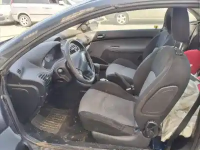 Veicolo di demolizione peugeot 206 cc cc dell'anno 2005 alimentato nfu