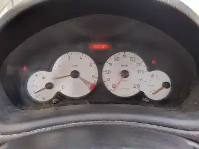 Veicolo di demolizione peugeot 206 cc cc dell'anno 2005 alimentato nfu