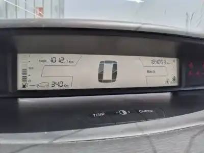 Veículo de Sucata citroen c4 berlina vtr plus do ano 2004 alimentado nfu