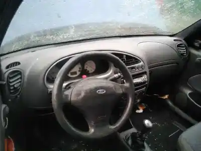 Sloopvoertuig ford fiesta berlina (dx) ambiente van het jaar 2001 aangedreven rtn