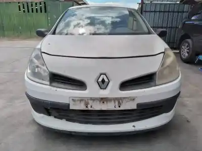 Véhicule à la ferraille renault clio iii pack dynamique de l'année 2006 alimenté k9kt7