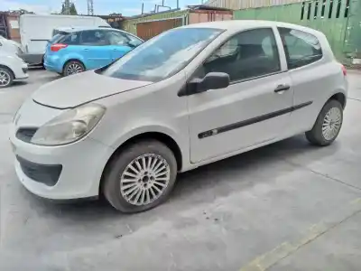Véhicule à la ferraille renault clio iii pack dynamique de l'année 2006 alimenté k9kt7