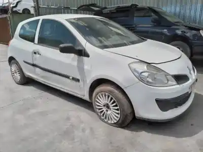 Véhicule à la ferraille renault clio iii pack dynamique de l'année 2006 alimenté k9kt7