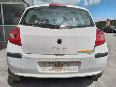 Véhicule à la ferraille renault clio iii pack dynamique de l'année 2006 alimenté k9kt7