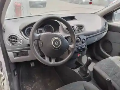 Véhicule à la ferraille renault clio iii pack dynamique de l'année 2006 alimenté k9kt7