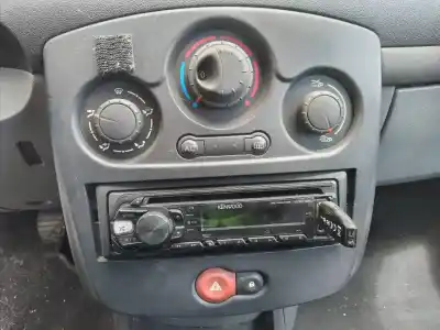 Véhicule à la ferraille renault clio iii pack dynamique de l'année 2006 alimenté k9kt7