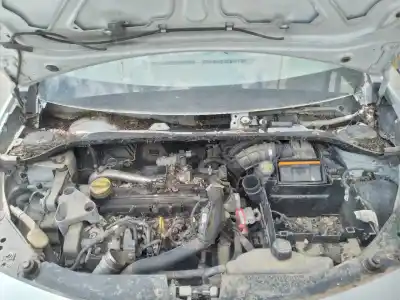 Véhicule à la ferraille renault clio iii pack dynamique de l'année 2006 alimenté k9kt7