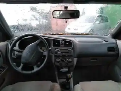 Veicolo di demolizione nissan                                             primera berlina (p11)                                                                                                                                                                                                                                      básico                                                                                                                                                                                                                                                     dell'anno 2000 alimentato cd20