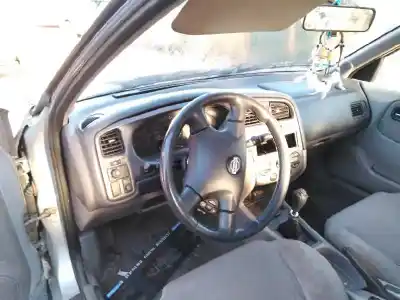 Veicolo di demolizione nissan primera berlina (p11) básico dell'anno 2001 alimentato cd20