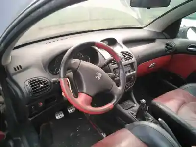 Veicolo di demolizione peugeot 206 cc cc dell'anno 2004 alimentato nfu
