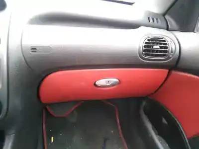 Veicolo di demolizione peugeot 206 cc cc dell'anno 2004 alimentato nfu