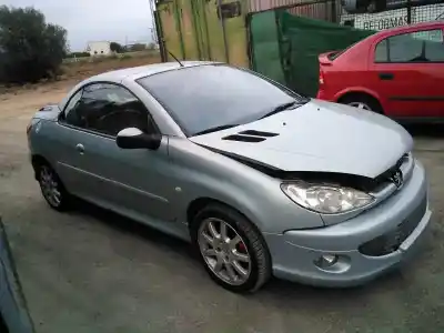Veicolo di demolizione peugeot 206 cc cc dell'anno 2001 alimentato rfn