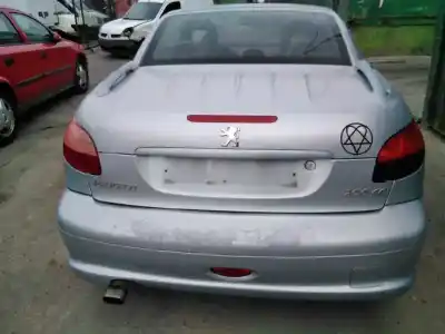 Veicolo di demolizione peugeot 206 cc cc dell'anno 2001 alimentato rfn