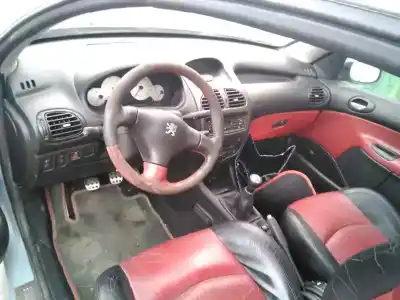 Veicolo di demolizione peugeot 206 cc cc dell'anno 2001 alimentato rfn