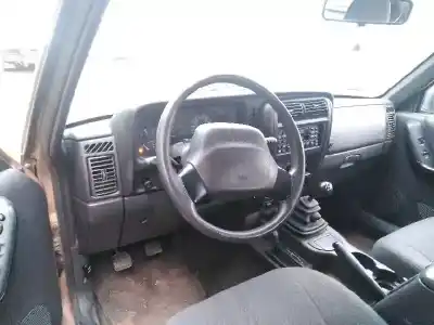 Veículo de Sucata chrysler jeep cherokee (j) 2.5 td do ano 2000 alimentado dd70c