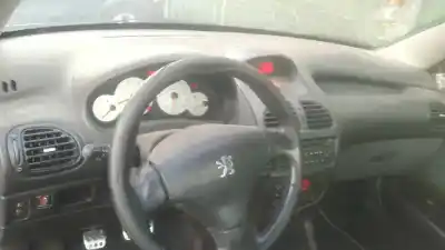 Veicolo di demolizione peugeot 206 cc cc dell'anno 2002 alimentato rfn